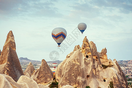 美丽的气球飞石地貌图案爬坡冒险内夫烟囱假期公园旅行阳光岩石教会图片