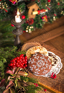 圣诞装饰和饼干 在旧木制背景上食物桌子礼物装饰品蛋糕香料肉桂季节星星木头图片