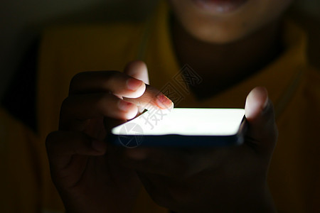晚上用智能手机亲近年轻男子的手展示屏幕工具触摸屏手指机动性消息犯罪电子电话背景图片