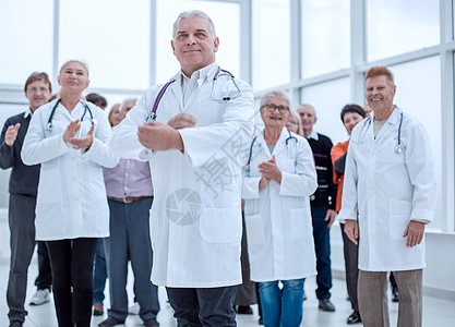 一组医生和病人鼓掌声女性团队男性诊所职业健康药品服务教授男人图片