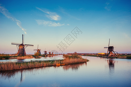 来自鹿特丹频道的荷兰传统风车 荷兰历史旅行历史性太阳翅膀场景环境博物馆活力建筑图片