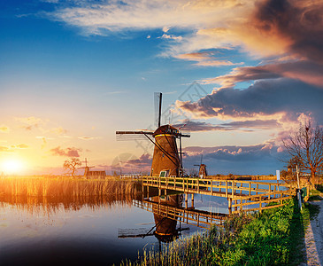 与传统的荷兰风车在罗州开通的运河风景博物馆场景场地草地历史性活力翅膀太阳建筑图片
