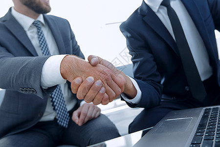 握手的同僚们办公室电脑团队生意人商业成人同事老板交易管理人员二高清图片素材