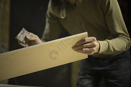 木匠研磨板 人造家具 手握砂纸图片