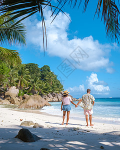 年轻夫妇男女在塞舌尔的豪华假期期间在热带海滩上 热带海滩 塞舌尔拉迪格岛海洋旅行女士快乐夫妻蜜月异国情调天堂奢华图片
