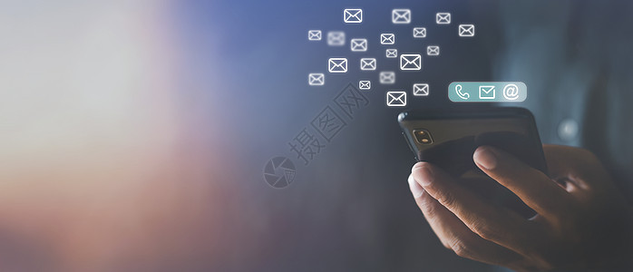 商业通信技术概念;手持电话 从互联网上发送和接收电子邮件 复制空间横幅 在屏幕上打印空域标语图片
