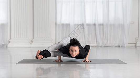 瑜伽课的年青女性做麻风运动 女孩做八角波索 健身俱乐部的健康生活方式图片