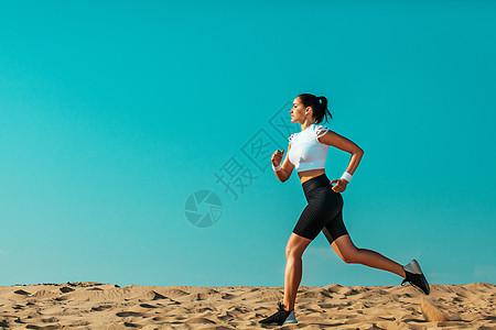 运动的年轻女子和健康的运动员赛跑者在天空背景下奔跑 健康的生活方式和运动的概念 黑色和白色运动服的女人体质运动装动机身体女孩灵活图片