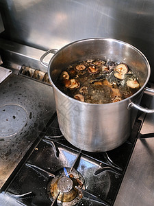 工业烹饪器 里面装着一锅沸腾的蘑菇图片