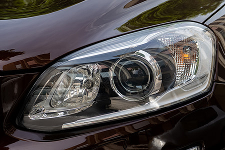 一辆现代汽车的头灯 LED头罩 高速公路车前灯光背景图片