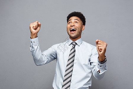 商业概念自信的年轻非裔美国人在空中挥拳庆祝成功项目 掌声精力男性幸福商务庆典工作室手势快感人士胜利图片
