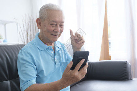 老年人在屏幕上打视频电话和挥手头发相机手机生活对话互联网老年呼唤技术家庭图片