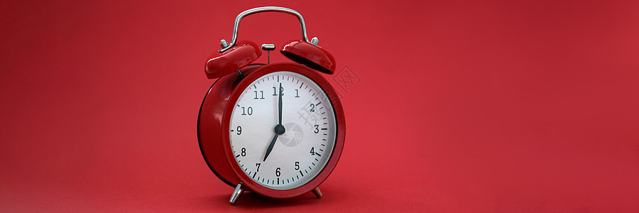 红色背景上的红色时尚闹钟closeu倒数生产率商业计时器指针小时跑表苏醒数字圆圈图片