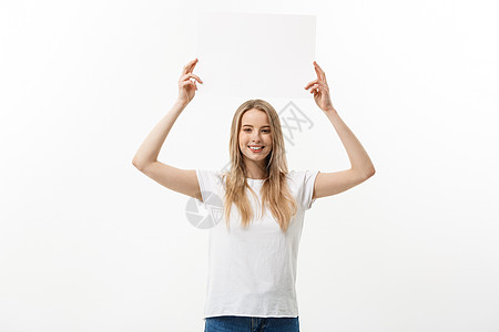 平安夜海报空白符号 女人在她头顶举着空白的空白标志 在白色背景隔绝的激动和愉快的美丽的少妇女孩身体纸板广告人士成人木板微笑女性商务背景
