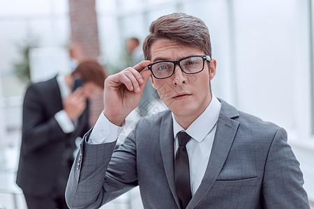 负责的商务人士透过他的眼镜看问题 掌声职业企业家窗户商务微笑律师男人男性管理人员人士图片