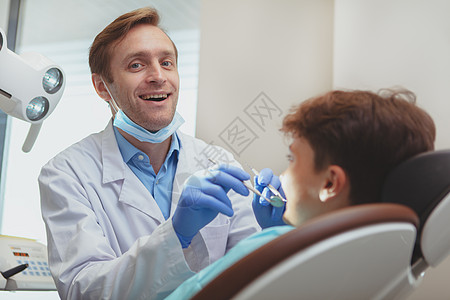 检查牙齿的男孩迷人的年轻男孩在牙医处接受牙齿检查矫正病人牙医药品愈合卫生治疗考试牙科口腔科背景