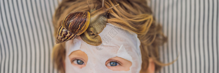 从带有蜗牛粘液的面膜中明显年轻 一个戴着蜗牛面具的孩子 蜗牛在面罩上爬行 所有 BANNER 的 SPA 长格式皮肤治疗护理皮肤图片