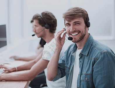 位于服务台的呼叫中心操作员经理热线男人工作推销工人男性职员电话代理人图片