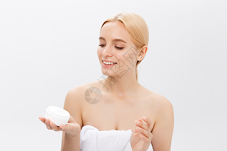 美丽的模型 在白脸上施化妆奶油的美容药剂女性保湿治疗滋润身体护理皮肤黑发润肤眼睛图片