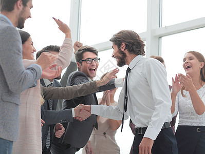 公司雇员集团在胜利中互相祝贺对方的获奖情况伙伴成就团体团队领导者同事办公室职业合作男人图片