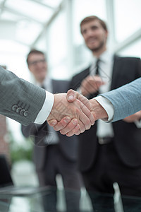 与可靠的商业伙伴握手 紧紧地握手谈判商务交易团队合作会议成功协议合同男性图片
