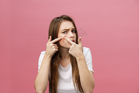 面部皮肤问题不快乐的年轻女性触摸到与皮肤隔离的皮肤卫生女士疙瘩女孩痤疮美容治疗缺陷化妆师成人图片