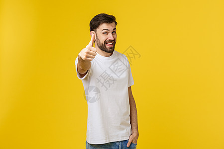 年轻快乐的男子与拇指举起标志 在空闲中孤立在黄色背景上喜悦男人成功男性成人胡须手势商业幸福手指图片