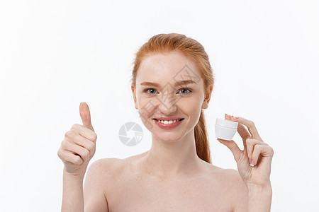 美丽的女人的肖像 在微笑的同时 拿一些面部霜 孤立在白色背景和复制空间幸福治疗女孩成人女性奶油护理皮肤润肤温泉图片
