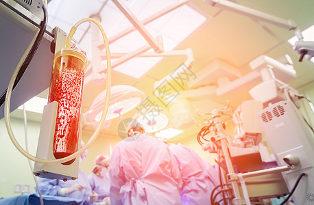 在外科手术中使用医疗器械助手心灵帮助工具托盘乐器科学护士镊子房间图片