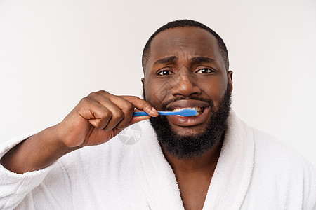 一个快乐的年轻黑安姆在白色背景上用黑色牙膏刷牙的肖像男人爆炸男性牙科木炭皮肤卫生微笑美白牙刷图片