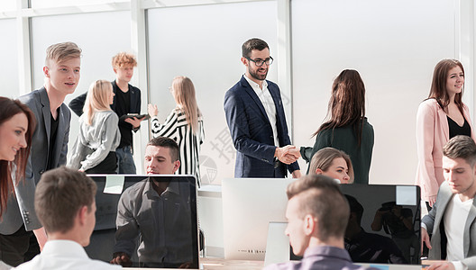 经理在办公室与客户见面讨论工作人士商业窗户公司职业同事电脑伙伴图片