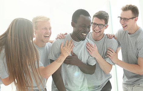 一群穿着一模一样T恤的年轻男子志愿衣服多样性服务组织自由拥抱微笑快乐女性图片