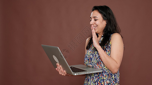印度成人使用笔记本电脑在网上视频电话会议上发言图片
