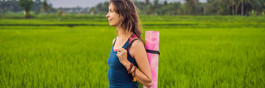 年轻妇女早上在大米田户外做瑜伽 在Bali BannerLong FormAT健康务虚会期间进行花园姿势身体老师场地女孩公园手印图片