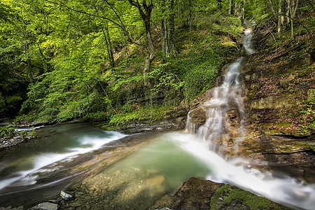 保加利亚山野林中美丽的瀑布 美丽美丽的瀑布图片
