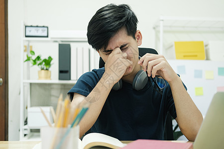 在家工作时被精疲力尽的商务人士摩擦眼睛大学视网膜焦虑自由职业者风镜头晕学生工人卫生散光图片