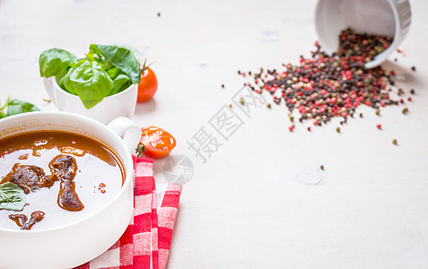 白木背景的白碗里有肉的番茄汤餐厅胡椒餐巾树叶草药牛肉桌子勺子食谱国家图片