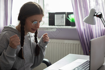 青少年在检查她的学校考试成绩后会很高兴高清图片