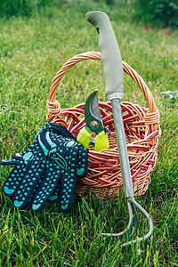 手小花园竹子 犁头和手套 在花园里装有棍子篮子图片