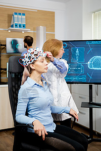 为测试准备脑波扫描耳头板的博士疾病诊所实验数据科学家扫描病人实验室女性传感器图片