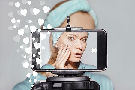 女性美女Vlogger 社交媒体智能手机分享的视频剪贴 时装博客Live图片