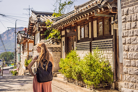 诸葛八卦村在村的年轻女游客是韩国传统房屋中著名的保留地之一 前往韩国观光景象社古董冒险景观八卦假期女士城市地标住宅邻里背景