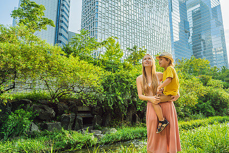 在韩国首尔的溪流中 母亲和儿子旅游者潮流是大规模城市改造项目的结果 前往韩国概念组织市中心基础设施男人女性景观妈妈创造力人行道旅图片