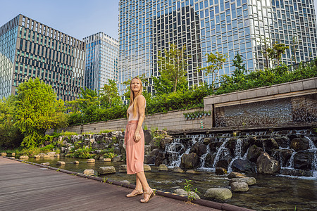 在韩国首尔小溪旅游的年轻女性 青金川小溪是大规模城市改造项目的结果 到韩国观光计划民众游客建筑学市中心商业运河灯笼水路文化景观图片