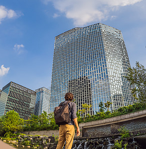 在韩国首尔河旅游的年轻男子 青金川是大规模城市改造项目的结果 前往韩国概念组织建筑学市中心摩天大楼花园市场创造力游客人行道灯笼广图片