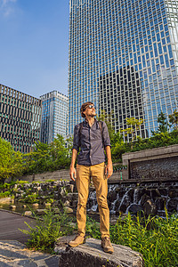 在韩国首尔河旅游的年轻男子 青金川是大规模城市改造项目的结果 前往韩国概念组织市场公园建筑学旅行景观民众地标艺术背包建筑图片