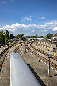铁路轨道和列车在火车站附近移动的列车图片