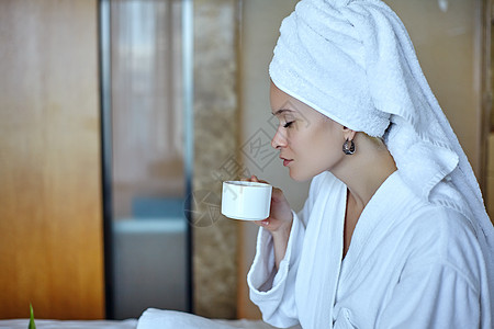 穿着浴袍和浴衣后毛巾的女士家式放松自如女性太阳咖啡女孩洗澡房子快乐休息微笑女子图片