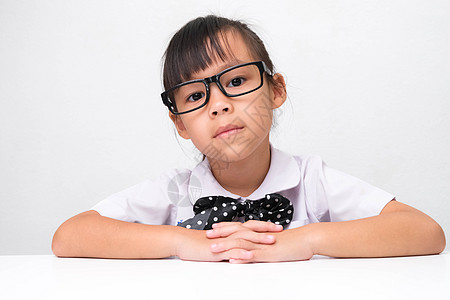 上学小女孩亚洲小女孩扮演教师角色游戏 或者坐在办公室的桌子上看镜头的小女商务人士 家庭儿童玩耍和学习 校对背景