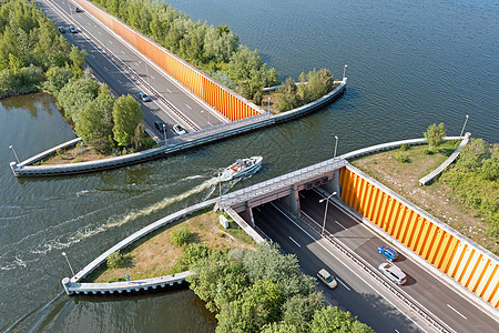 来自荷兰Veluwemeer的Harderwijk水渠空中渡槽街道建造业交通隧道修路目的地天线帆船基础设施图片